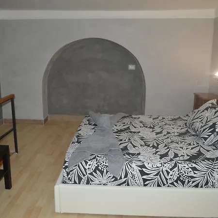 Petros Bed & Breakfast 3*